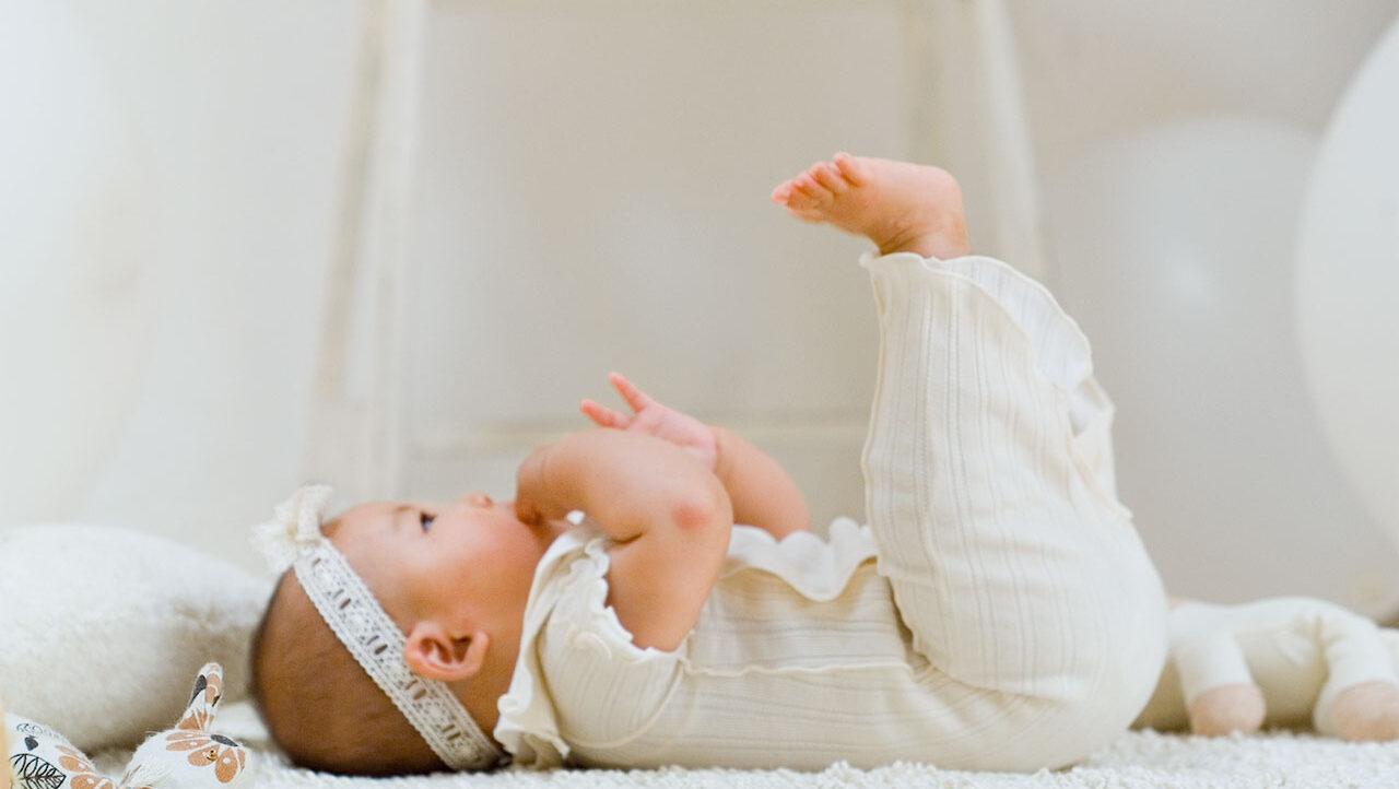 子どもの育脳は０歳時期の遊びが決め手 泣く子も笑う 毛布ブランコ とは Yuga Blog